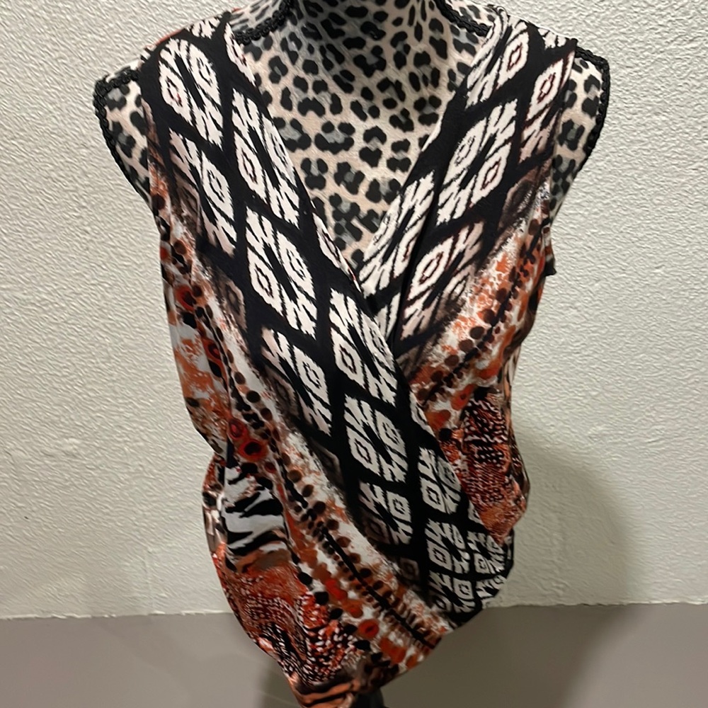 Very cute sleeveless tank top with v-neck